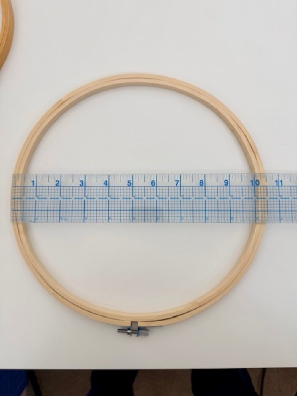 Lot of 4 Round Hoops for Cross Stitch and Embroidery - Picture 7 of 8